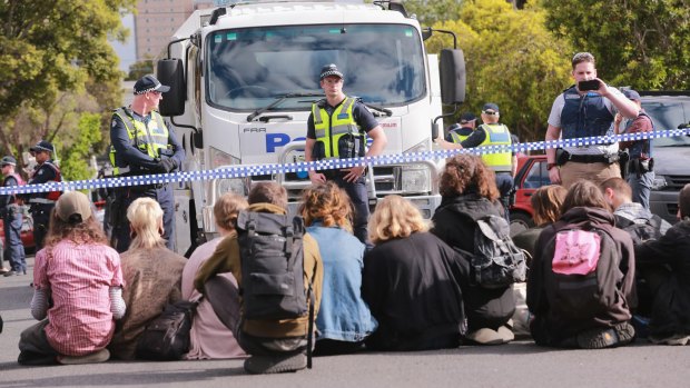 Squatters from East West Link housing in Bendigo Street, Collingwood defy police. 