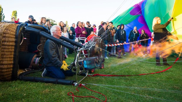 Canberra Balloon Festival 2018. Hot air balloon pilot Doug Grimes prepares the hummingbird hot air balloon for lift off.