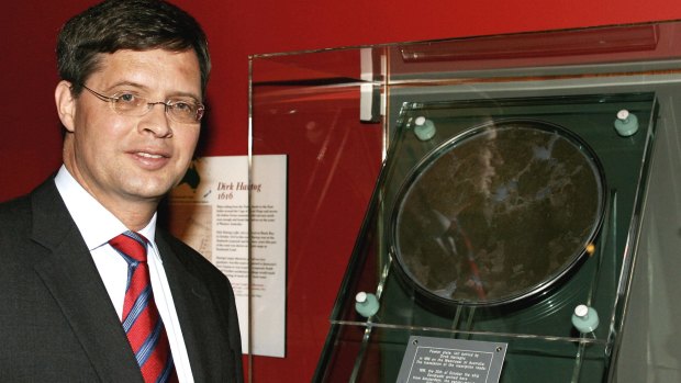 Former Dutch Prime Minister Jan Peter Balkenende next to the Hartog pewter plate during its temporary loan to the State Library of NSW in 2006.