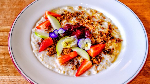 Baklava porridge with walnuts and cinnamon.