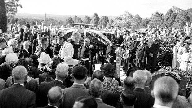 The coffin arrives at the graveside.