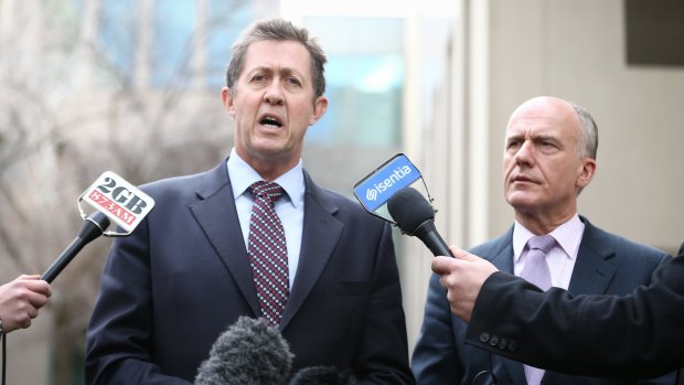  Former National Party minister Luke Hartsuyker could lose the seat of Cowper in a late challenge by the independent Rob Oakeshott.