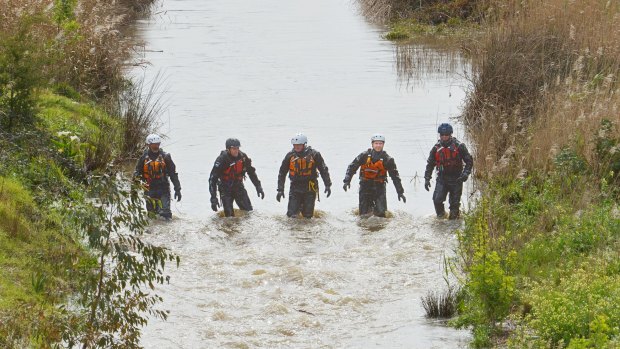 Divers search Dandenong Creek for missing toddler