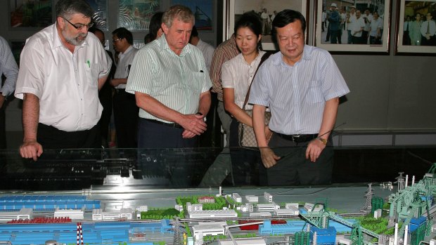 Former trade minister Simon Crean with former Wuhan Steel chairman Deng Qilin in 2009.