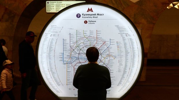 A metro map at Kuznetskiy Most subway station.