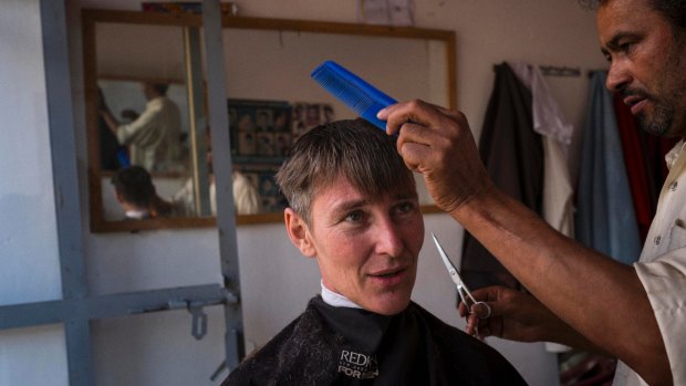 Ayres at a barber’s shop in central Afghanistan: 
his first outwardly “male” activity in a 
country with extreme gender segregation.