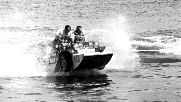 Hans Tholstrup (right) and Dick Smith with their amphibious Mini Moke.