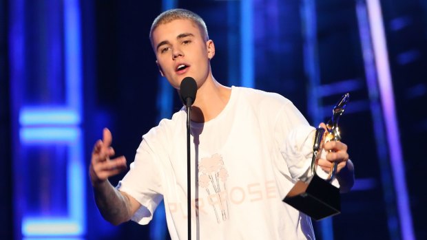 We don't steal: Justin Bieber collects 2016 Billboard Music Award. 