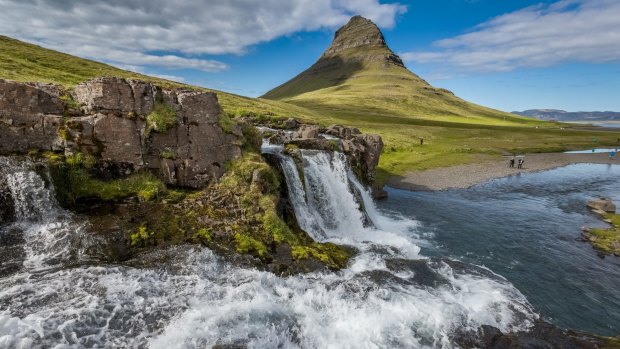 Kirkjufellsfoss瀑布。