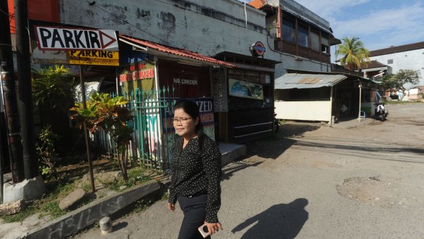 Thiolina Marpaung walks through the Sari Club site, now a makeshift carpark.