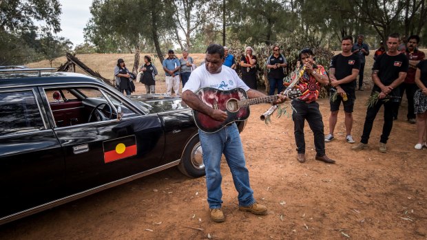 A song about Mungo Man and Mungo Lady at the ceremony in Wagga Wagga.