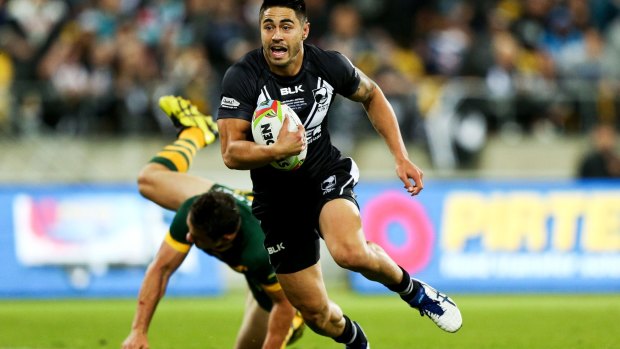 Too hot to handle: Shaun Johnson makes a line break.