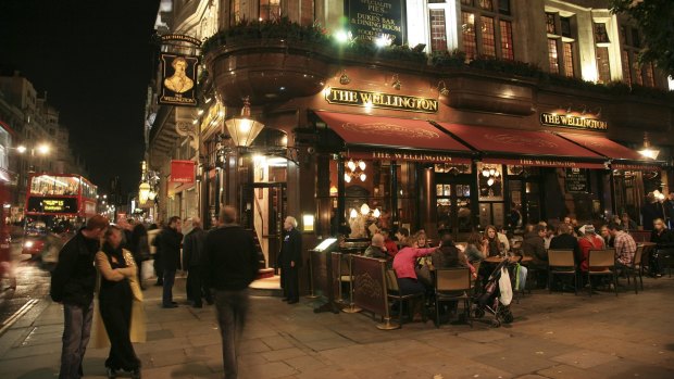 London's pubs are a popular scene for socialising. 