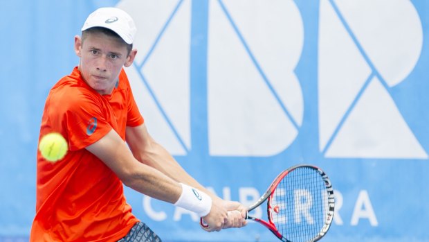 Australian teenager Alex De Minaur won the first set before going down to American Noah Rubin 6-7, 6-2, 6-4 in the first round of the Canberra ATP Challenger at the Canberra Tennis Centre on Monday.