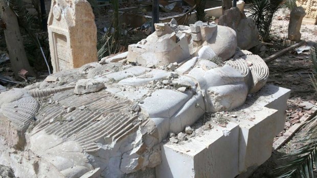 A destroyed statue outside the damaged Palmyra Museum.