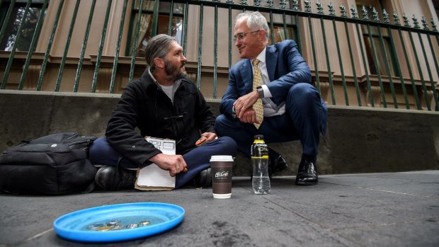 Prime Minister Malcolm Turnbull chats to homeless man Kent Kerswell about the new app Ask Izzy.