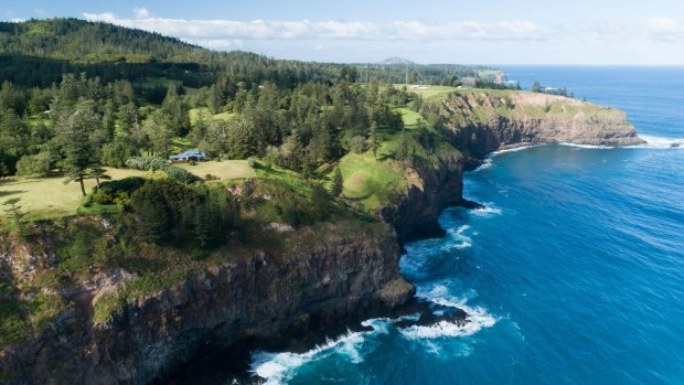 This comfortable house at Anson Bay is perched on a spectacular clifftop between a deep blue sea and a verdantly vegetated, seabird-besieged hillside, festooned with endemic Norfolk Pines.