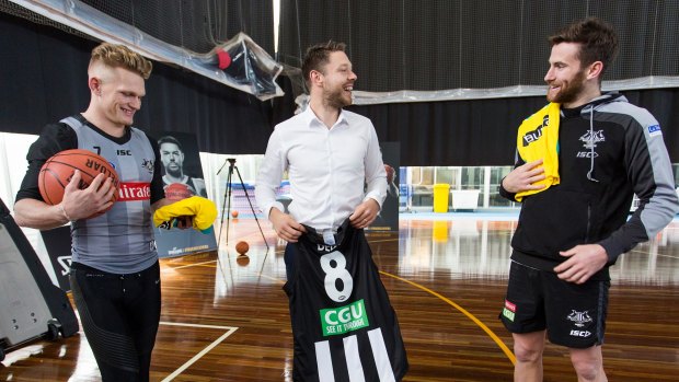 Matthew Dellavedova shot hoops with Magpies Adam Treloar (left) and Jeremy Howe (right) for charity Bluearth