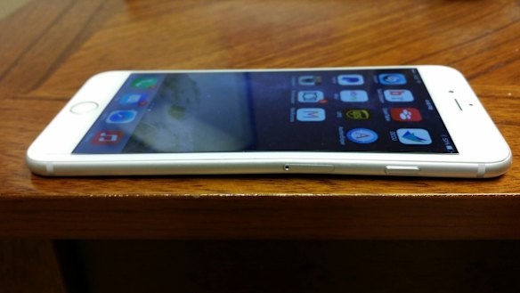 iBoost621 posted this picture of an iPhone 6 Plus with a kink in it.