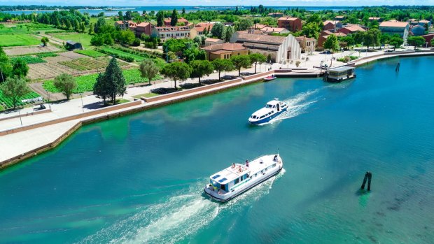 Sunshine, beautiful scenery ... our canal cruise in Italy had none of these things.