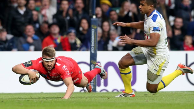 And over:  Drew Mitchell of Toulon dives past Wesley Fofana to score.