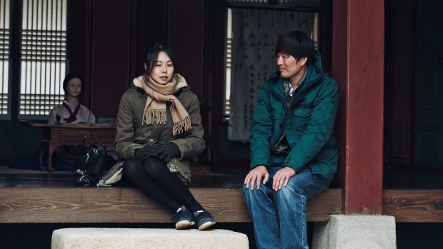 Min-Hee Kim and Jae-yeong Jeong in <i>Right Now Wrong Then</i>.