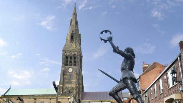 Richard III statue in the shadows of Leicester Cathedral