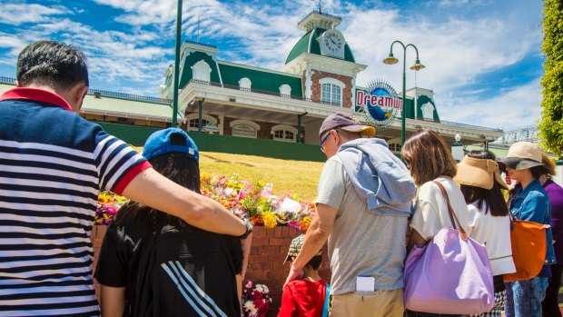 A holidaying family arrives to closed doors at Dreamworld late last week, as the theme park remained closed after the horrific accident on Tuesday.