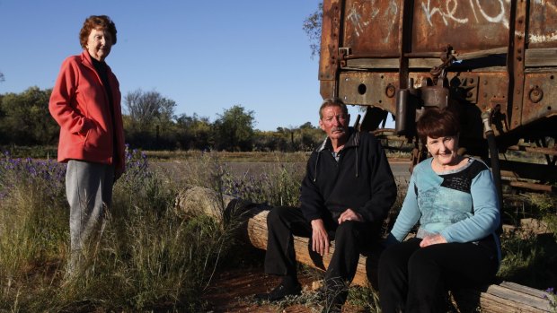 Lorraine Cole, Barry "Fred" Cowie and Peggy Corney visit the site of the Broken Hill picnic train attack where their aunt, Alma Cowie, was shot dead in 1915.