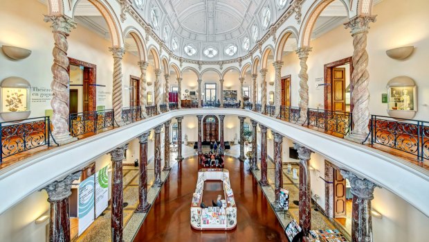 Musee Ariana, housed in a gorgeous Italianate villa near the United Nations, displays only ceramics and glass, but never has crockery looked so good.