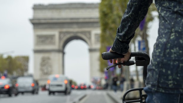 Tour Paris by bike with Arc de Triomphe in the background.