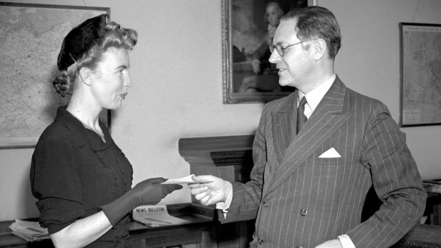 Park receives her prize for <i>The Harp in the South</I> from the <i>Herald</I> editor of 1947, Hugh McClure Smith. The paper was swamped with angry letters claiming Sydney had no slums.