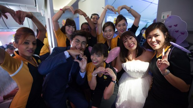 Benjamin Lee and Janessa Li  with flight crew who doubled as wedding guests.