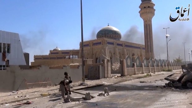 Image from a Youtube video allegedly showing IS fighters in a Ramadi street.