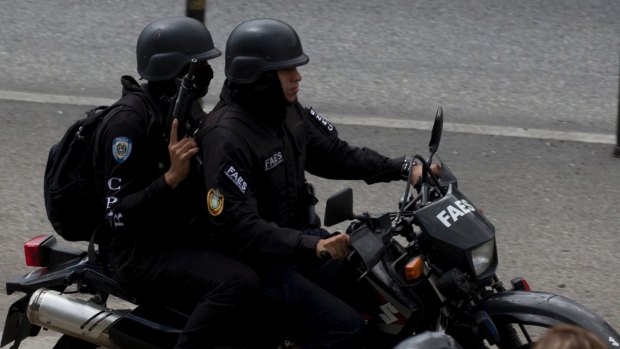 Members of the Venezuelan Bolivarian Intelligence Service during an operation to capture Oscar Perez.
