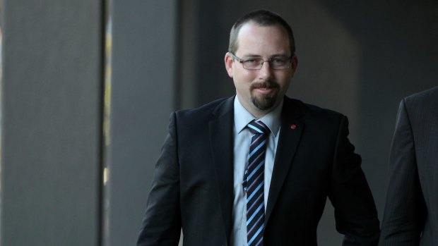 Senator Ricky Muir has issued a fresh challenge to Education Minister Christopher Pyne.