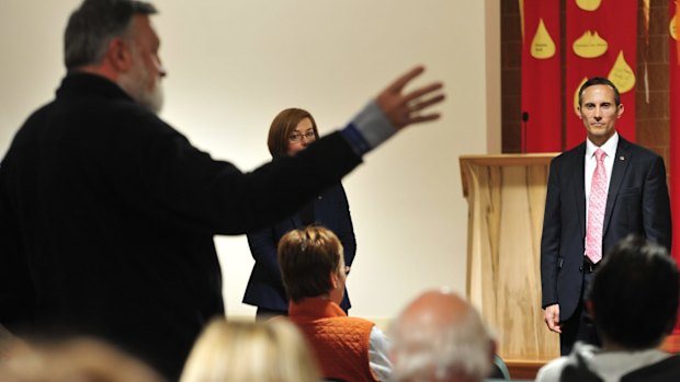 Paul Healey, of Evatt, puts a question to Labor MLA Meegan Fitzharris and MP Andrew Leigh during a community forum.