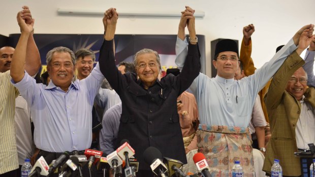 Former Malaysian prime minister Mahathir Mohamad joined with political foes to issue a declaration signed by 58 public figures urging Prime Minister Najib Razak to resign over corruption allegations. 