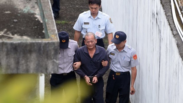 Prisoner Tsao Tien-so is escorted by policemen at Tucheng Detention Centre before his execution in New Taipei City on Friday.