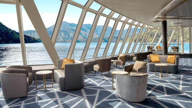 船上的三角帆休息室。