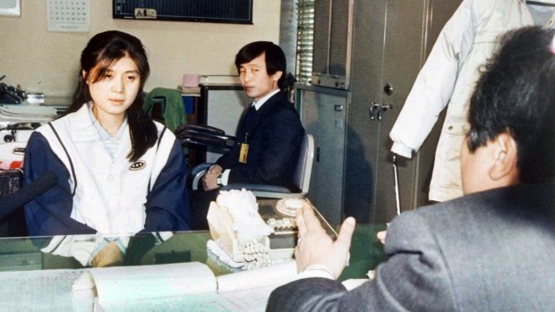 A prosecutor questions Kim Hyon-hui, left, on December 2, 1988, about the  bombing of a South Korean airliner in which all 115 people on board died.