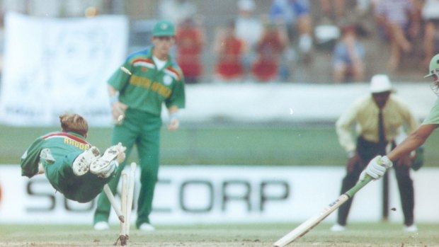 Jonty Rhodes launches himself at the stumps to run out Inzamam-Ul-Haq at the 1992 World Cup
