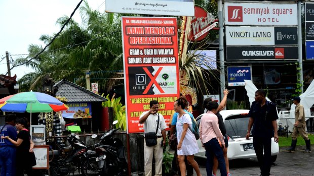 Balinese taxidrivers were furious about the arrival of Uber on the island. 