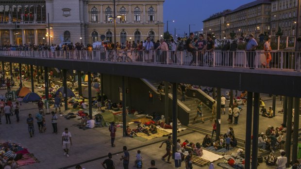 Thousands wait at the Keleti station.