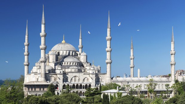视图的蓝色清真寺(Sultanahmet Camii)在伊斯坦布尔,土耳其。