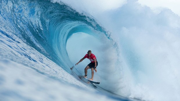 Australia's Mick Fanning wins his opening round heat at the Billabong Pipe Masters.