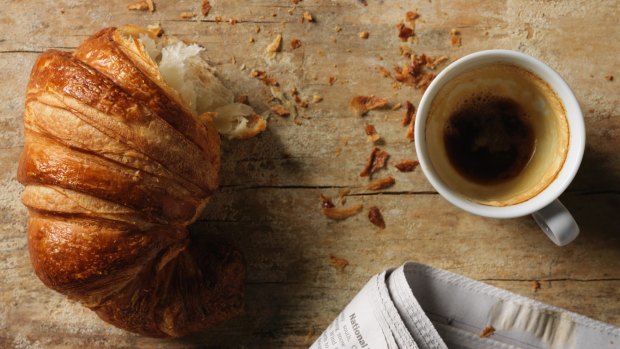 Croissants and coffees: there are better choices for a healthy breakfast if you eat out regularly.