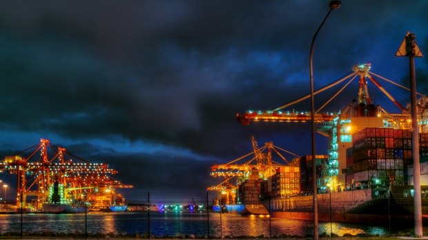Workers are threatening further rolling strikes against Patrick Stevedores.