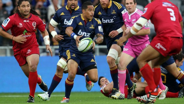  The Waratahs forwards will be trying to put pressure on Highlanders' halfback Aaron Smith. 