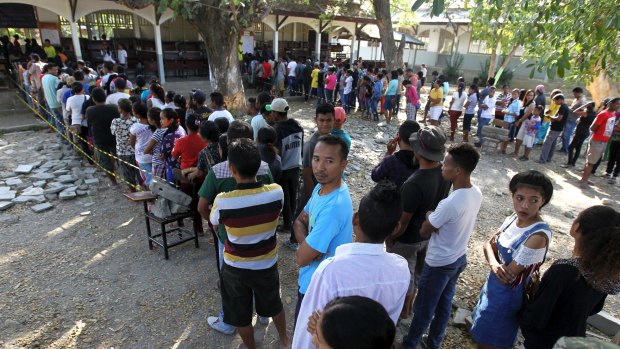 People line up to vote in Dili.